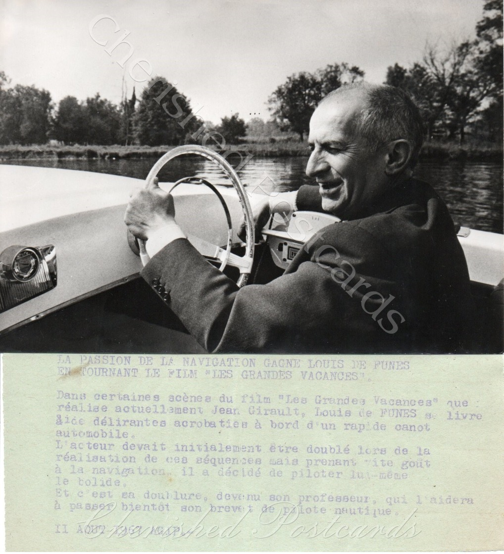 LA PASSION DE LA NAVIGATION GAGNE LOUIS DE FUNES EN TOURNANT LE FILM "LES GRANDES VACANCE. ~ 1967/8 Press B&W Photograph - Berühmtheiten