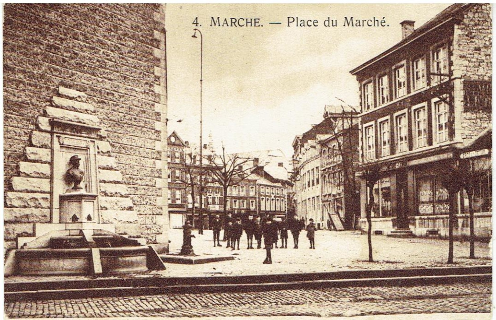 4. - MARCHE En Famenne - Place Du Marché - Fontaine Et Monument Ponthier - Marche-en-Famenne