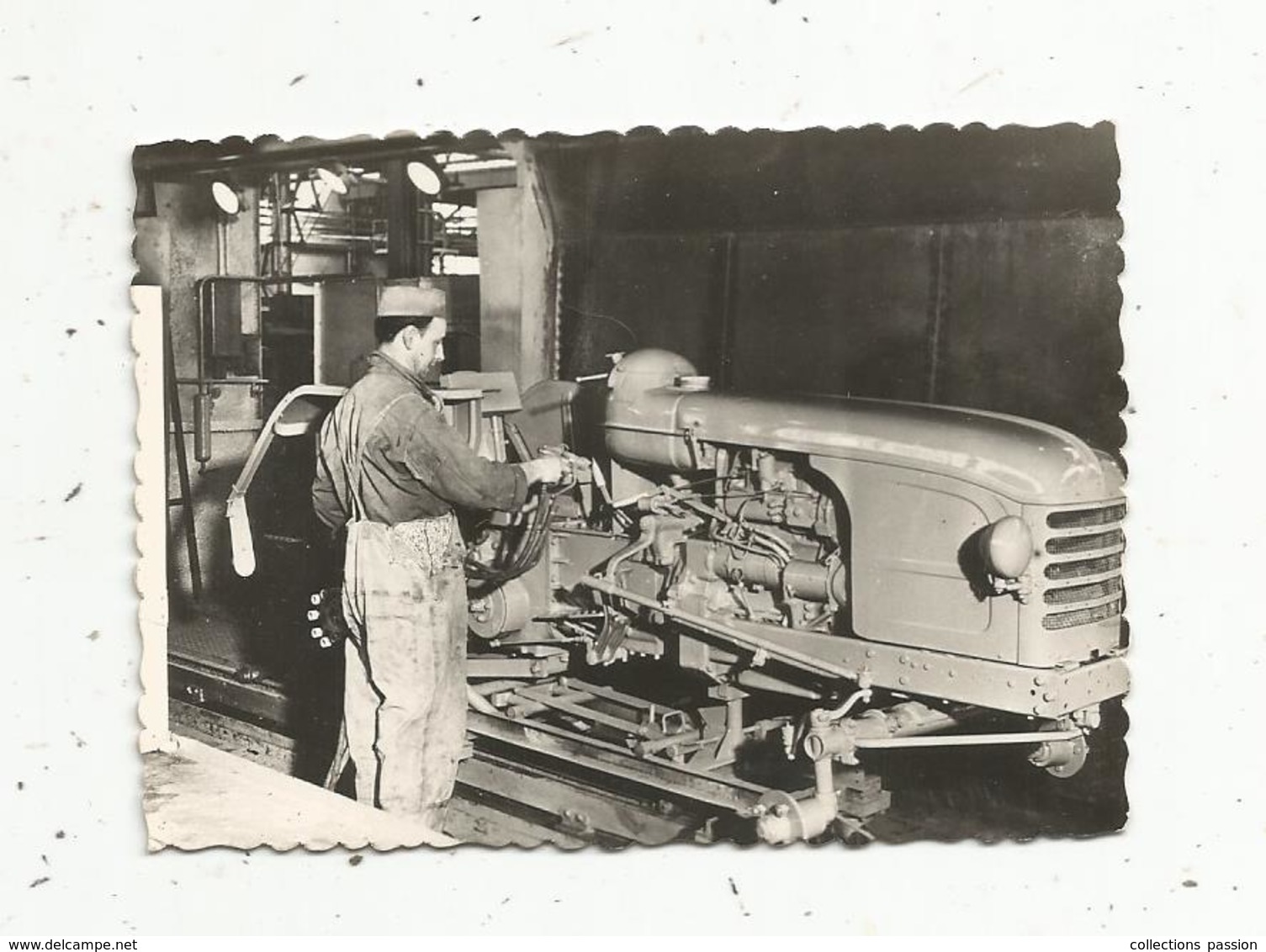 Photographie , 90 X 60 Mm, Régie Nationale Des Usines RENAULT ,usine Du MANS,ligne De Fab. TRACTEURS , 2 Scans - Automobiles