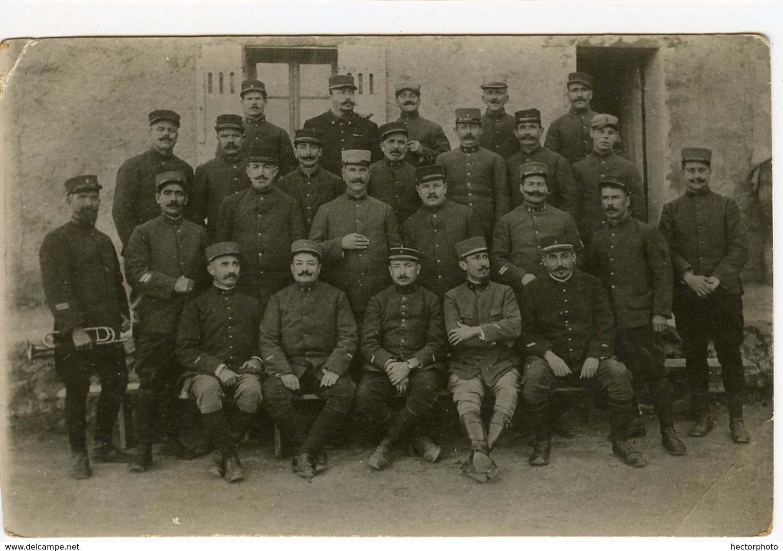 Rppc Carte Photo Militaire à Situer Identifier Groupe Regiment Clairon - Guerre, Militaire