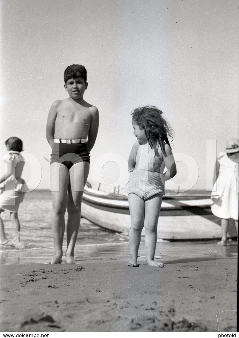 40s JEUNE FEMME GIRL BOY PLAGE BEACH PRAIA PORTUGAL 60/90mm AMATEUR NEGATIVE NOT PHOTO NEGATIVO NO FOTO - Sonstige & Ohne Zuordnung