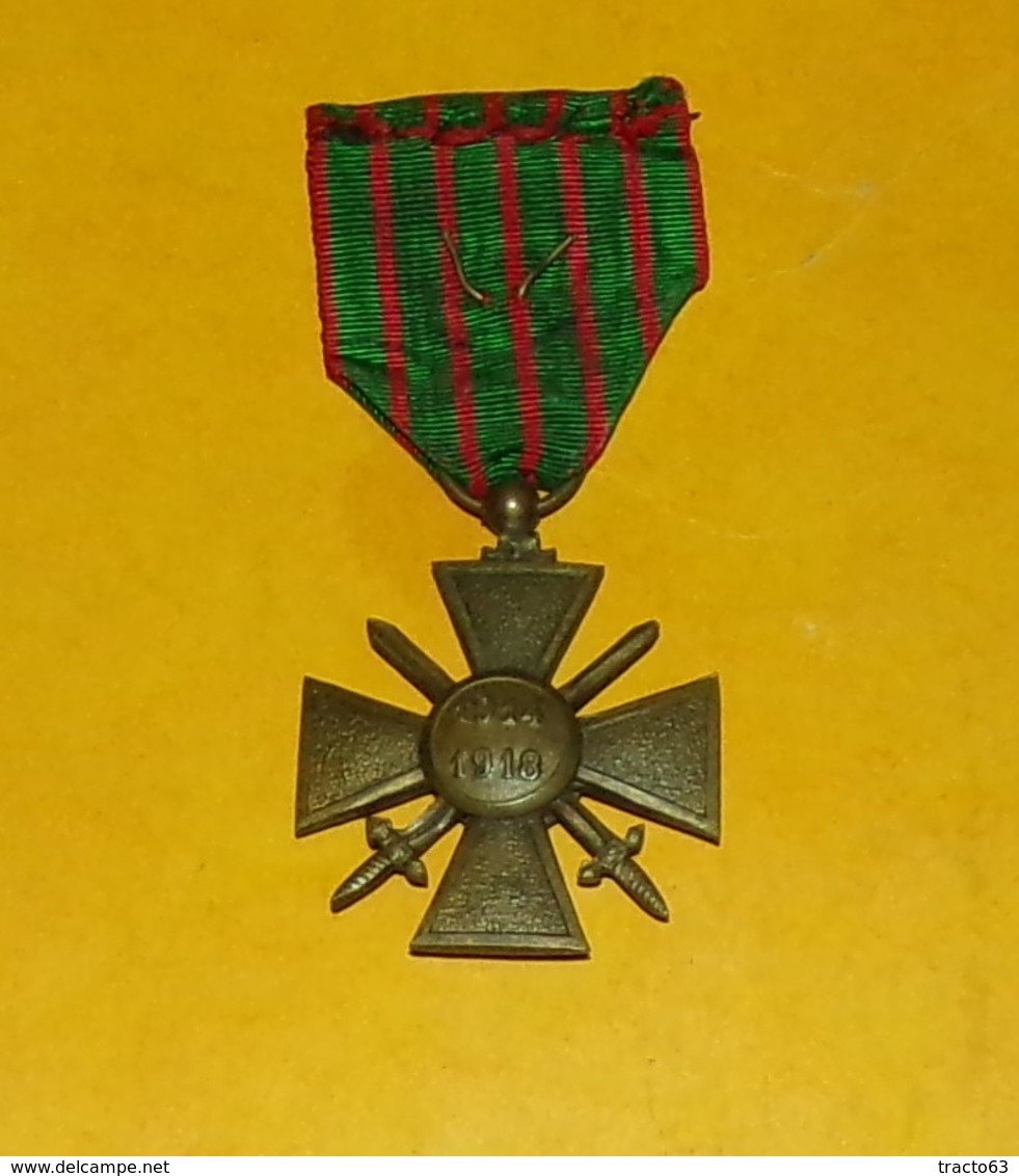 CROIX DE GUERRE 1914 - 1918 AVEC UNE CITATION ,RUBAN D'ORIGINE ,BON ETAT VOIR PHOTO  . POUR TOUT RENSEIGNEMENT ME CONTAC - France