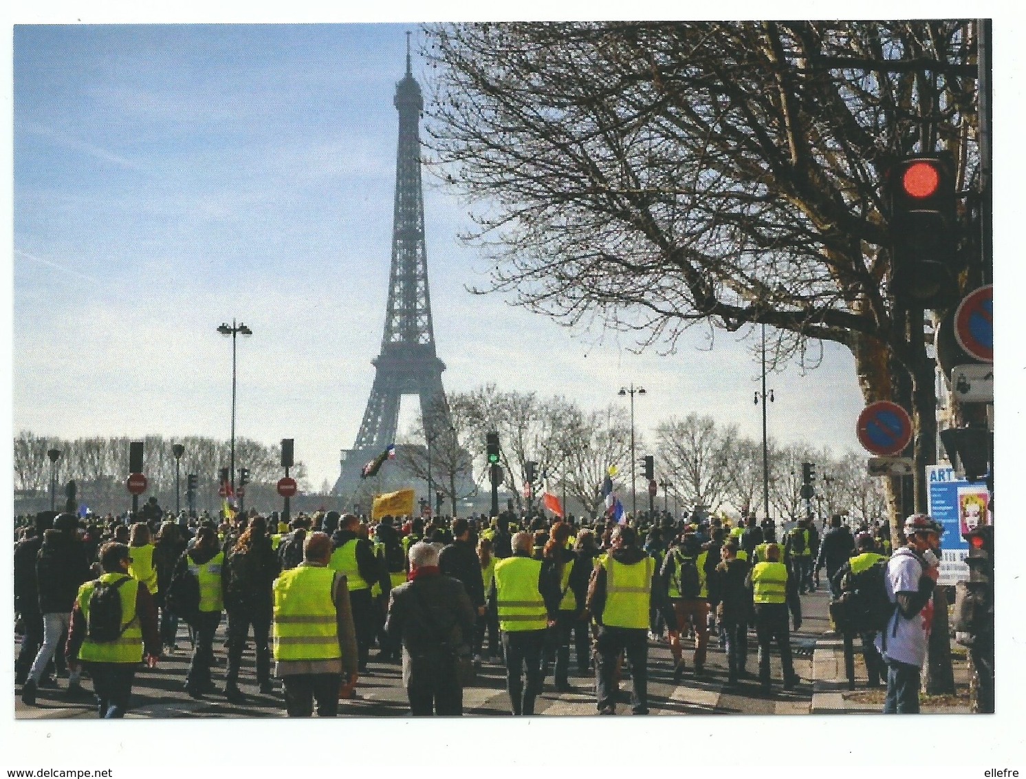 CPM Paris Manifestation Des Gilets Jaunes à La Tour Eiffel - Neuve 2019 - Tour Eiffel