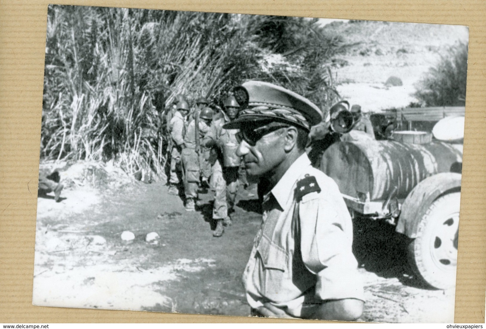 Photo Originale  GUERRE DES SABLES 1963 .  Le Général  DRISS BEN OMAR EL ALIMI - Guerra, Militares