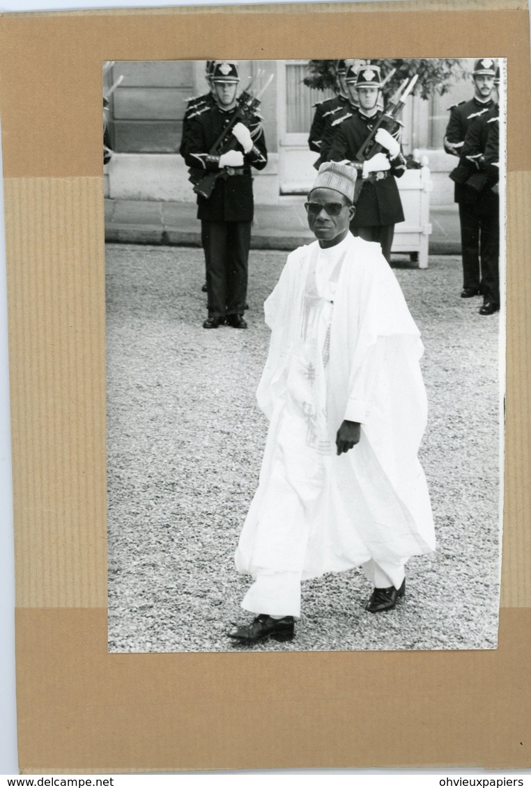 Photo Originale  Le Général  SEYNI KOUNTCHE  Chef D'etat Du  NIGER En  Visite à PARIS - Guerre, Militaire