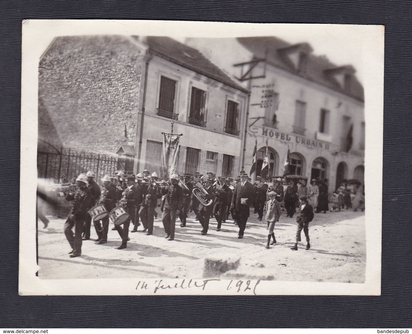 Photo Originale Chatillon Sur Marne  Défilé 14 Juillet 1925 Harmonie Municipale Sapeurs Pompiers Pompier Hotel Urbain II - Places