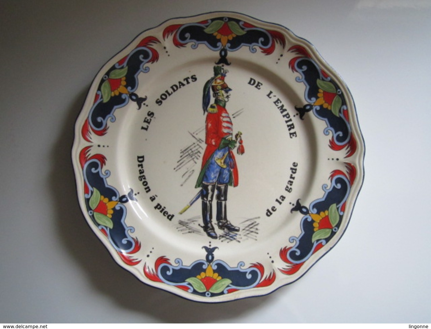 ANCIENNE ASSIETTE 26 Cm MOULIN DES LOUPS SOLDAT EMPIRE DRAGON A PIED DE LA GARDE - Orchies/Moulin Des Loups (FRA)