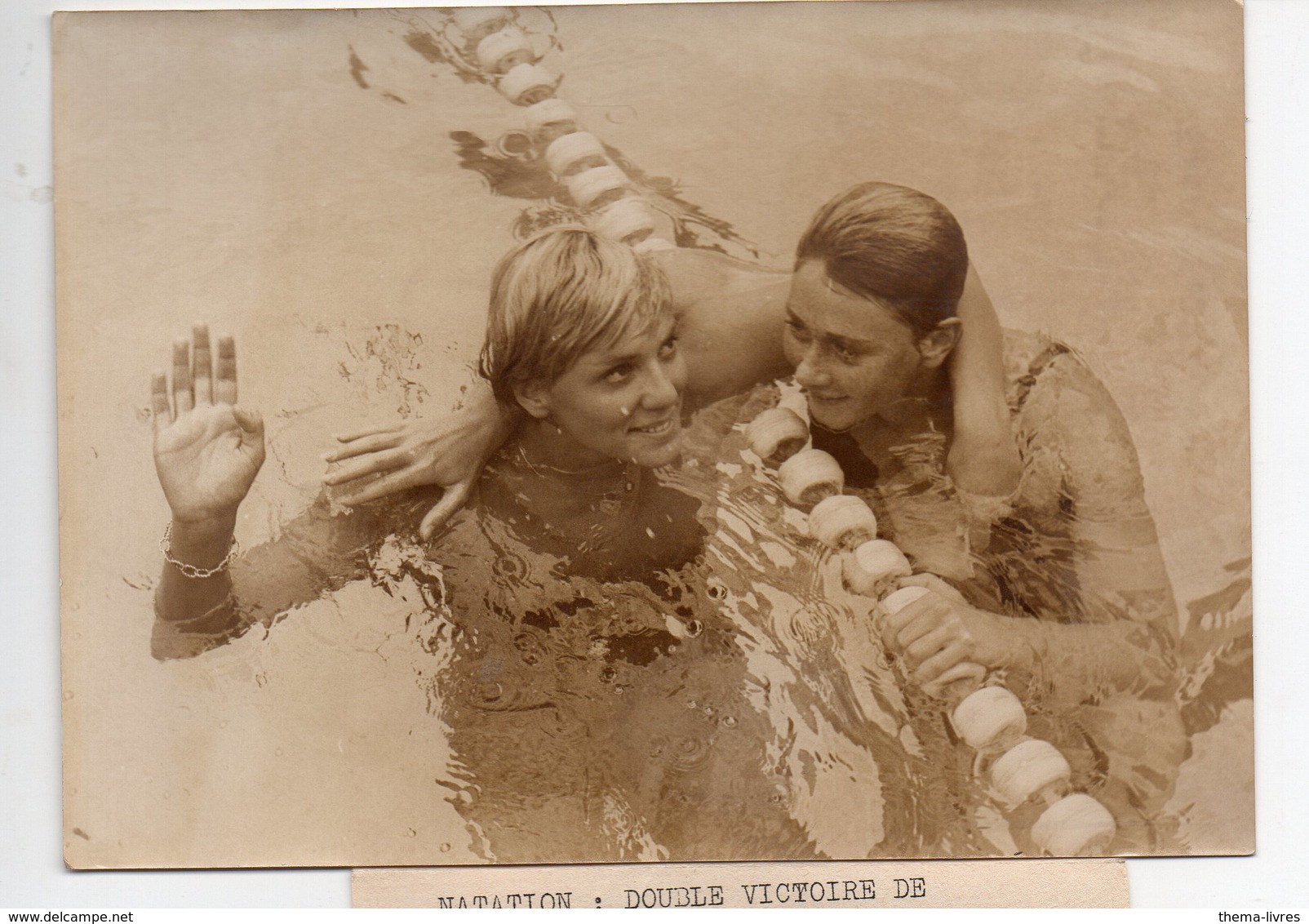 Photo  De Presse Légendée  De Kiki Caron 1965 Piscine Georges VALLEREY   (PPP10991) - Schwimmen