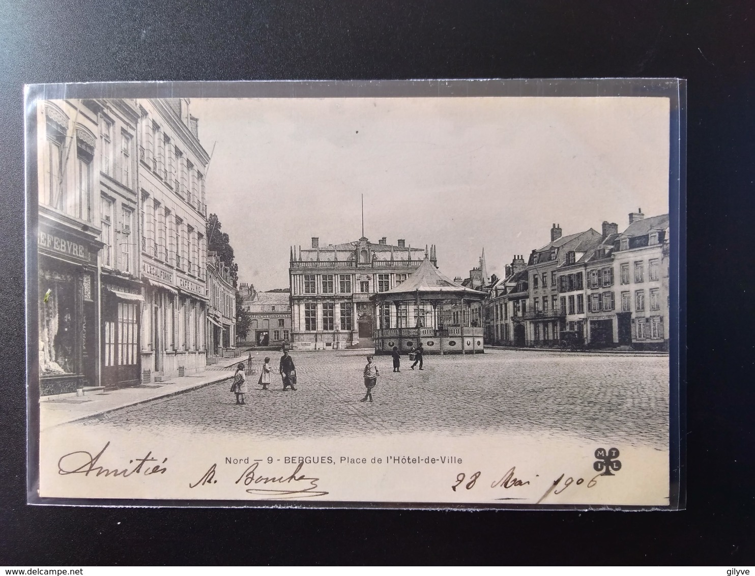 CPA (59) BERGUES.  Place De L'Hôtel De Ville.    Animation.      (G Bis 520) - Bergues