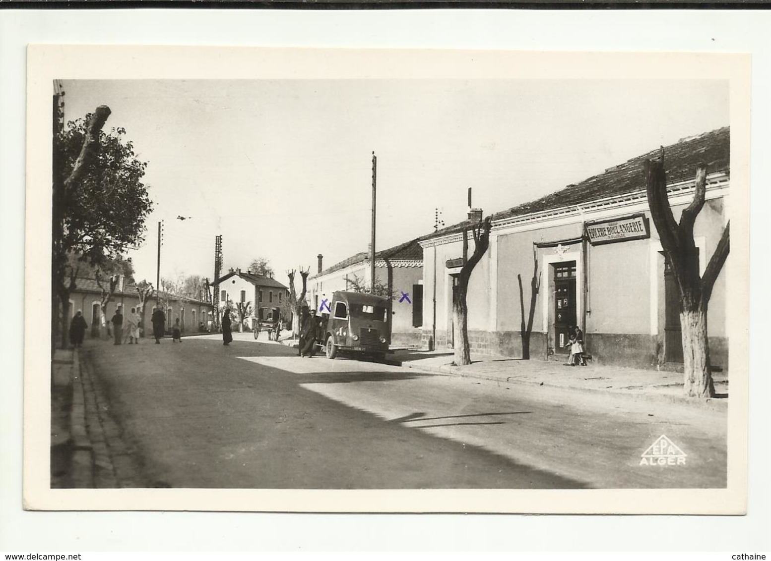 ALGERIE . AIN EL HADJAR .RUE PRINCIPALE . EPICERIE BOULANGERIE PROP. " S. FUJALTE " . CAMION DE LIVRAISON RENAULT - Other & Unclassified