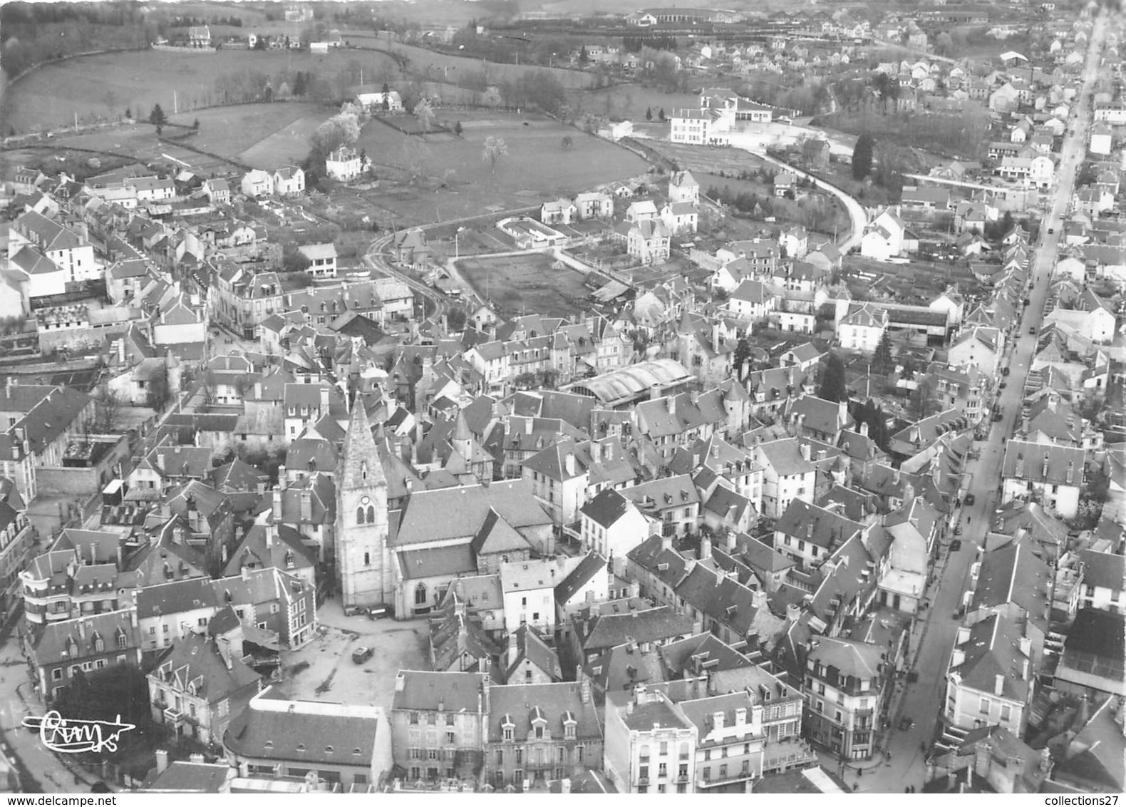 19-USSEL- VUE GENERALE PLACE DE L'EGLISE - Ussel