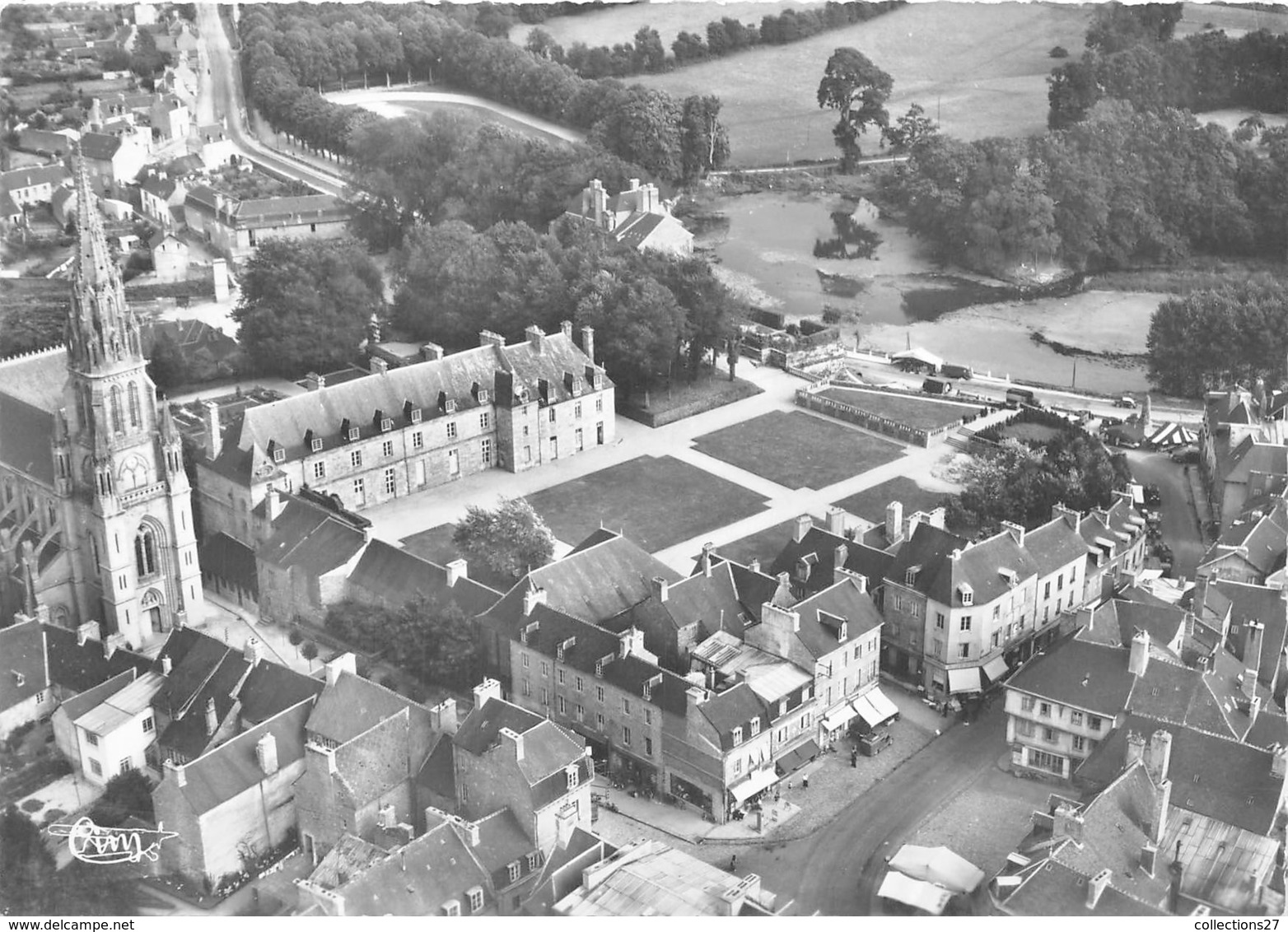 22-QUINTIN- VUE AERIENNE L'EGLISE LE CHATEAU ET LA PLACE - Quintin