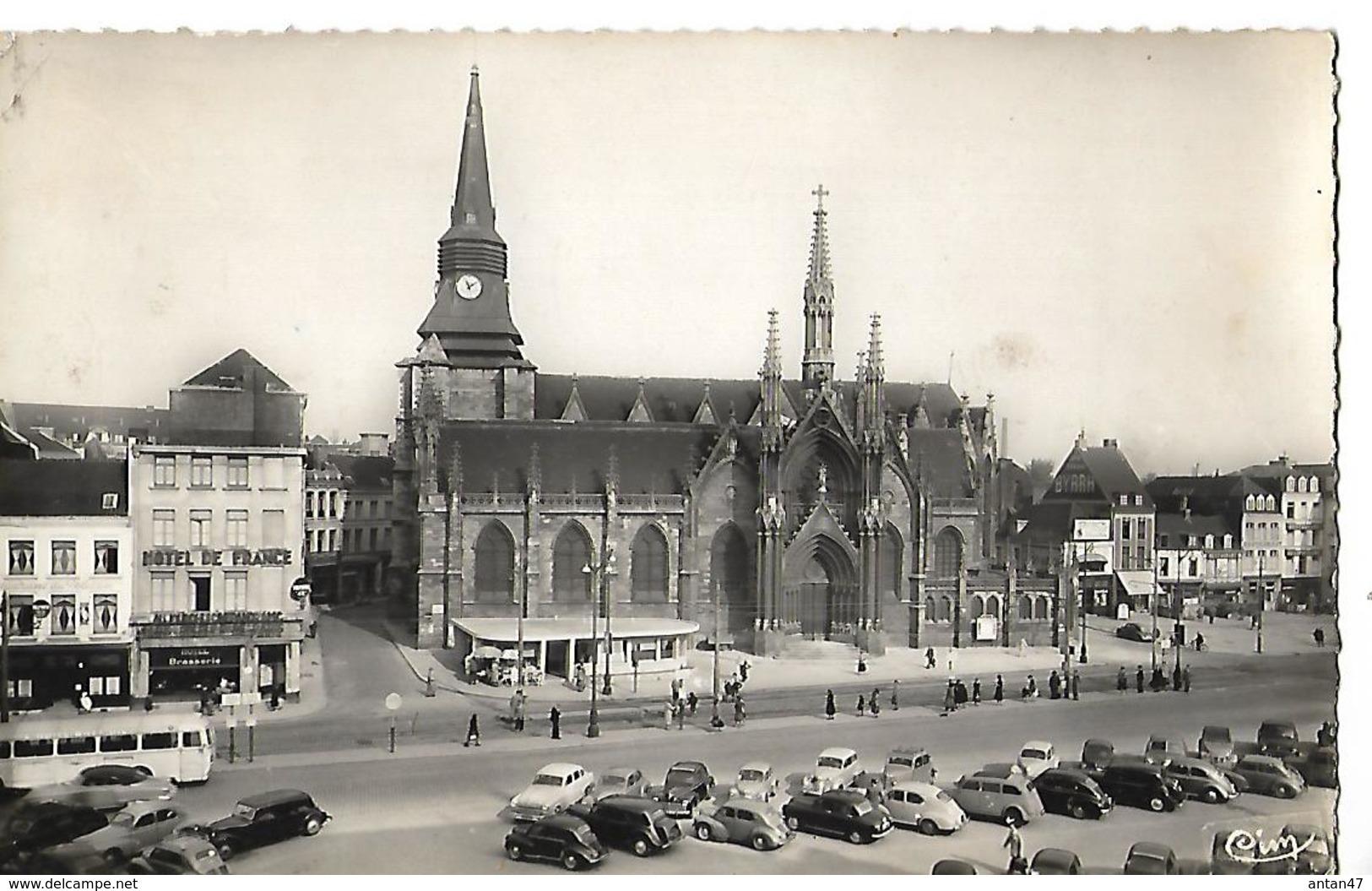 Carte Photo 1958 / 59 ROUBAIX / Eglise St Martin / Place / Voitures Citroen ; Renault, Peugeot, Simca - Roubaix