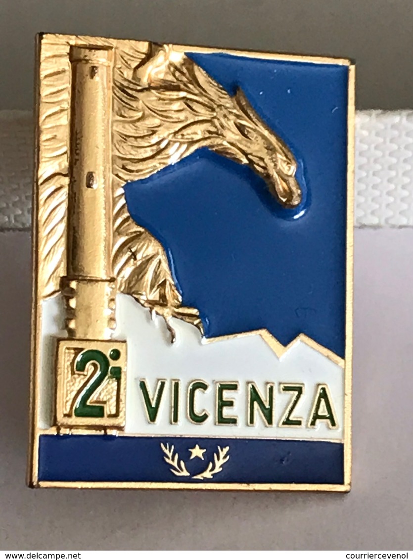 ITALIE - Insigne "2 VIZENZA" - 3,5 Cm X 2,6 Cm. - Andere & Zonder Classificatie