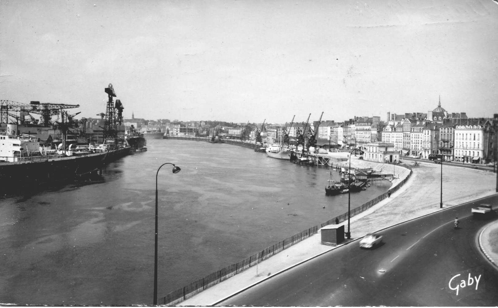 44 - NANTES - La Loire Et Le Bureau Du Port - Nantes