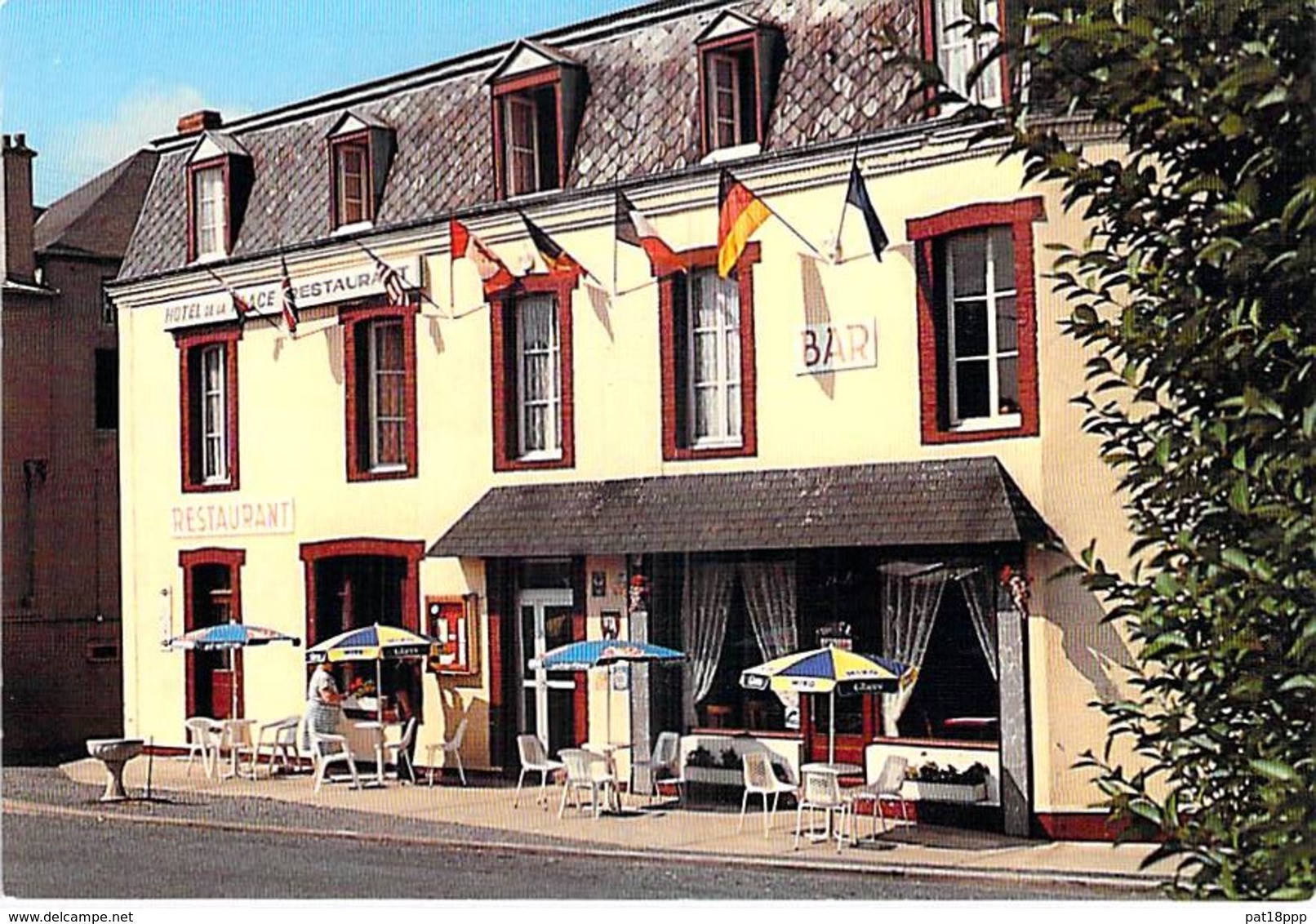 14 - VIERVILLE SUR MER : Hotel Restaurant DE LA PLACE ( Bon Plan Estérieu Et La Terrasse ) CPSM Grand Format - Calvados - Autres & Non Classés
