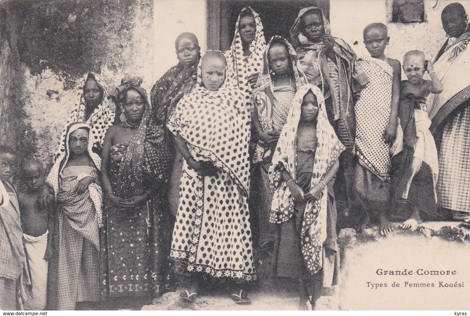 PS / GRANDE COMORE. Types De Femmes Kouési (Tres Beau Plan ) - Comores