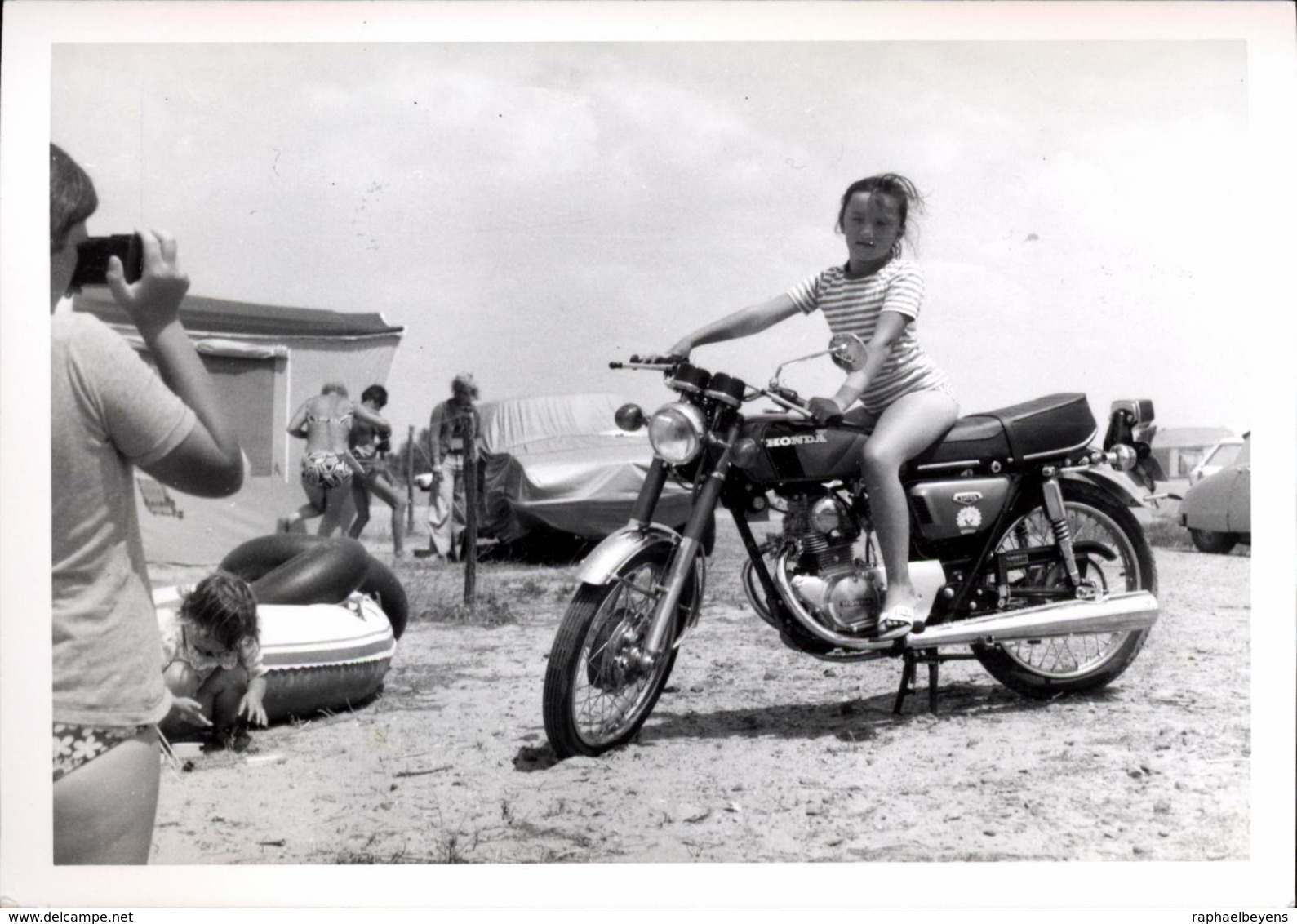 Snapshot Photo Jeune Fille Sur Une Moto Honda été 1974 Plage Mer Vacances Mode - Sports