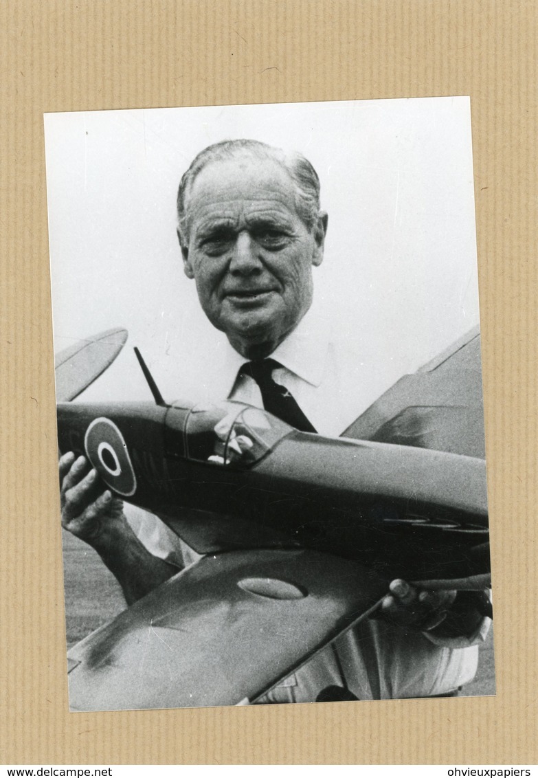 Photo Originale , Le Group Captain  DOUGLAS BADER  L'as De La  RAF  Surnommé  L'as Cul De Jatte - Guerre, Militaire