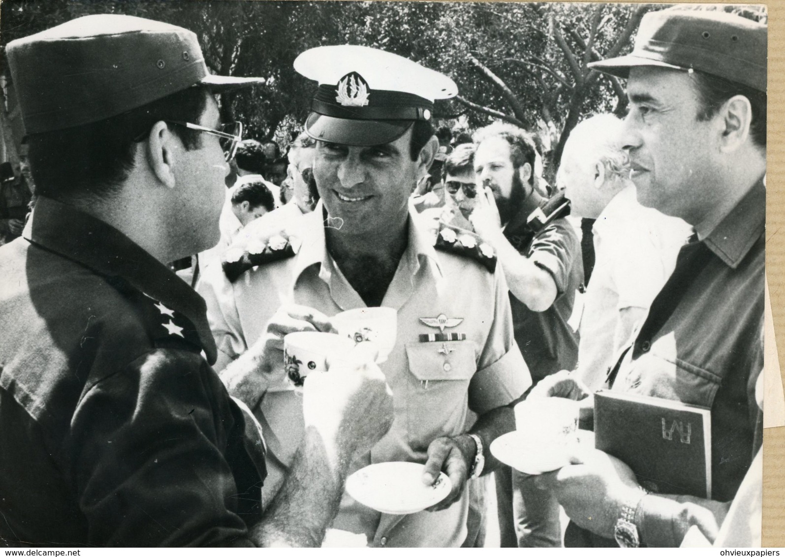 Photo Originale  Le Général  EZER  WEIZMAN  Et Le Capitaine J MAULDIN  Commandant Le Porte Avion DWIGHT D. EISENHOWER - Guerre, Militaire