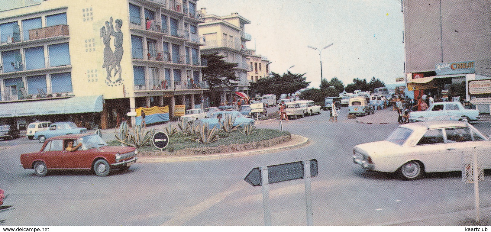 Argeles-sur-Mer: FORD TAUNUS P5, SIMCA 1500, ARONDE, 1000, CITROËN AMI 6, DS BREAK - Le Rond Point De La Sardane - Voitures De Tourisme