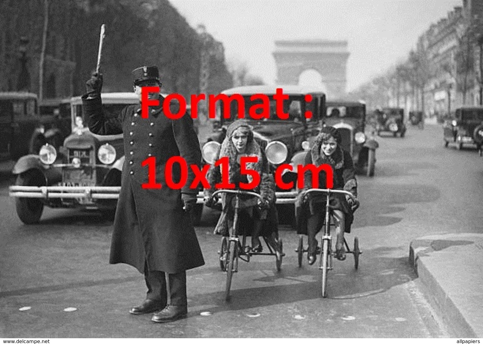 Reproduction D'une Photographie Ancienne D'un Agent De La Circulation Aux Champs Elysée Avec Voiture, Dames En Tricycle - Other & Unclassified