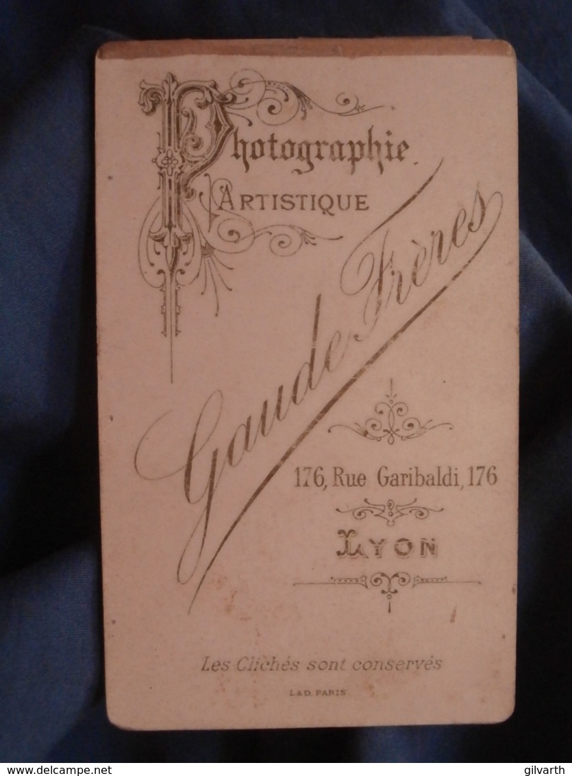 Photo CDV Gaude à Lyon - Jeune Femme, Plastron Dentelle  Circa 1890 L447A - Ancianas (antes De 1900)