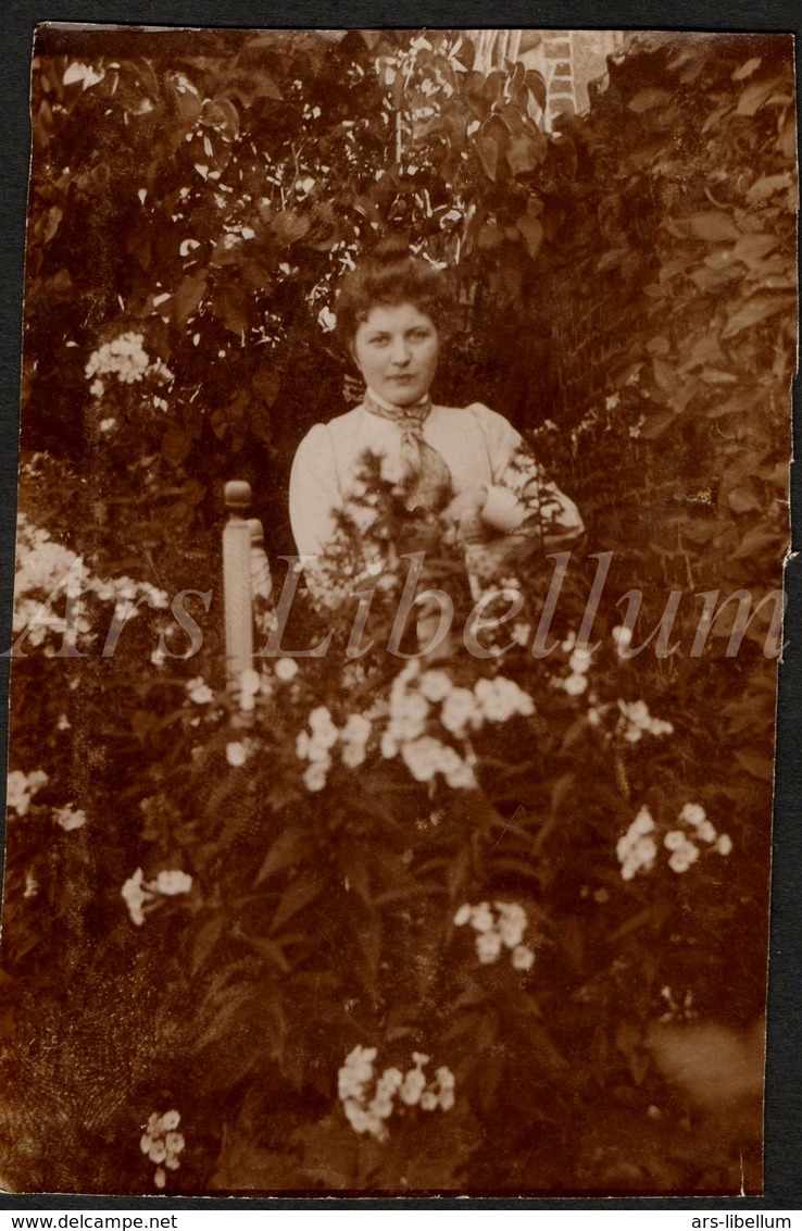 Photo Ancien / Foto / Femme / Woman / Garden / Jardin / Size: 6.50 X 9.80 Cm. - Anciennes (Av. 1900)