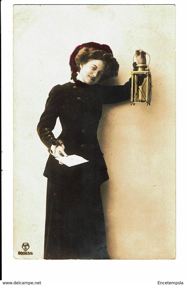 CPA - Carte Postale -Pays Bas-Jeune Femme Tenant Une Lanterne-  VM3906 - Vrouwen