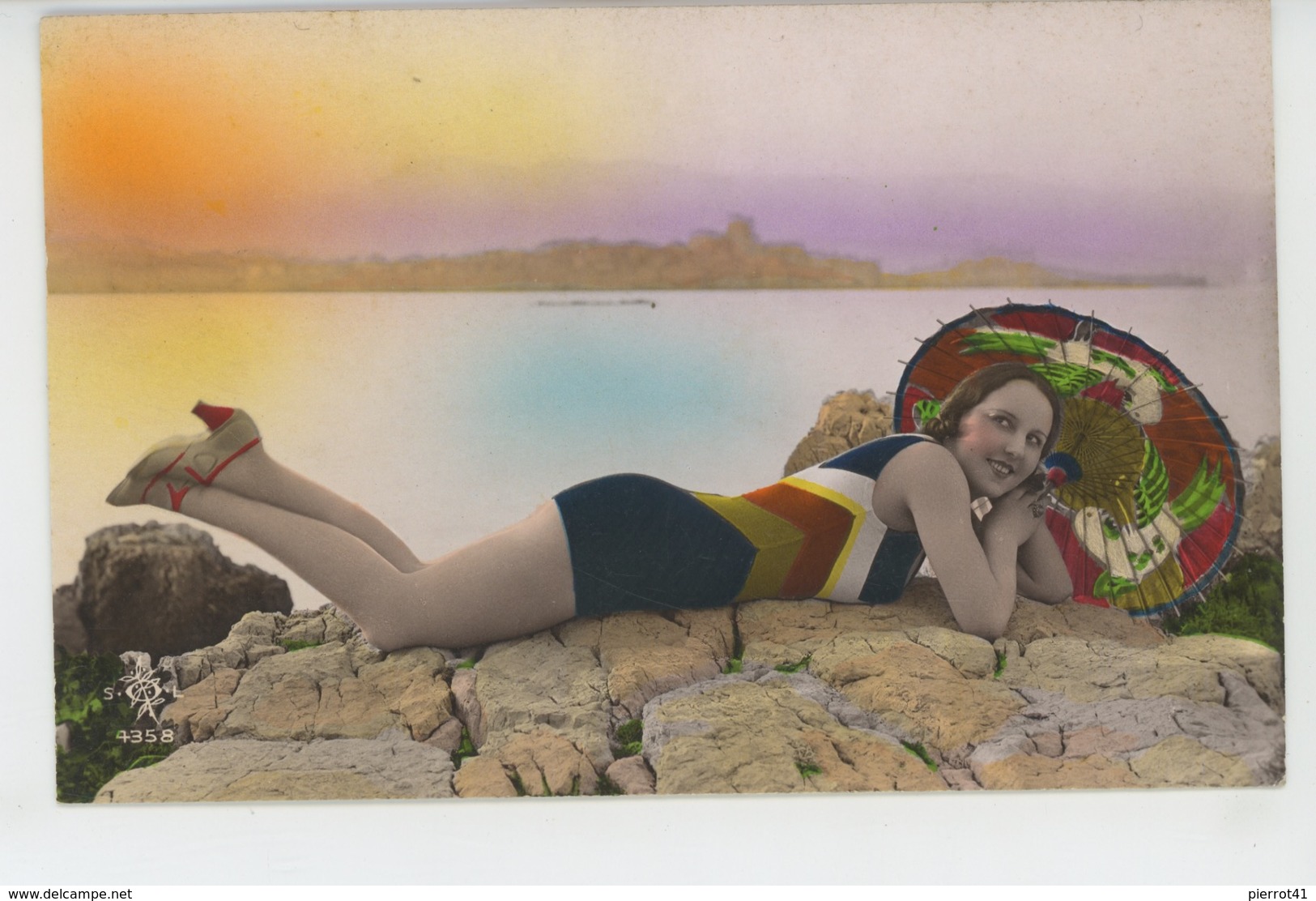 FEMMES - FRAU - LADY - MODE - BAINS DE MER - Jolie Carte Fantaisie Portrait Baigneuse Avec Ombrelle - Femmes
