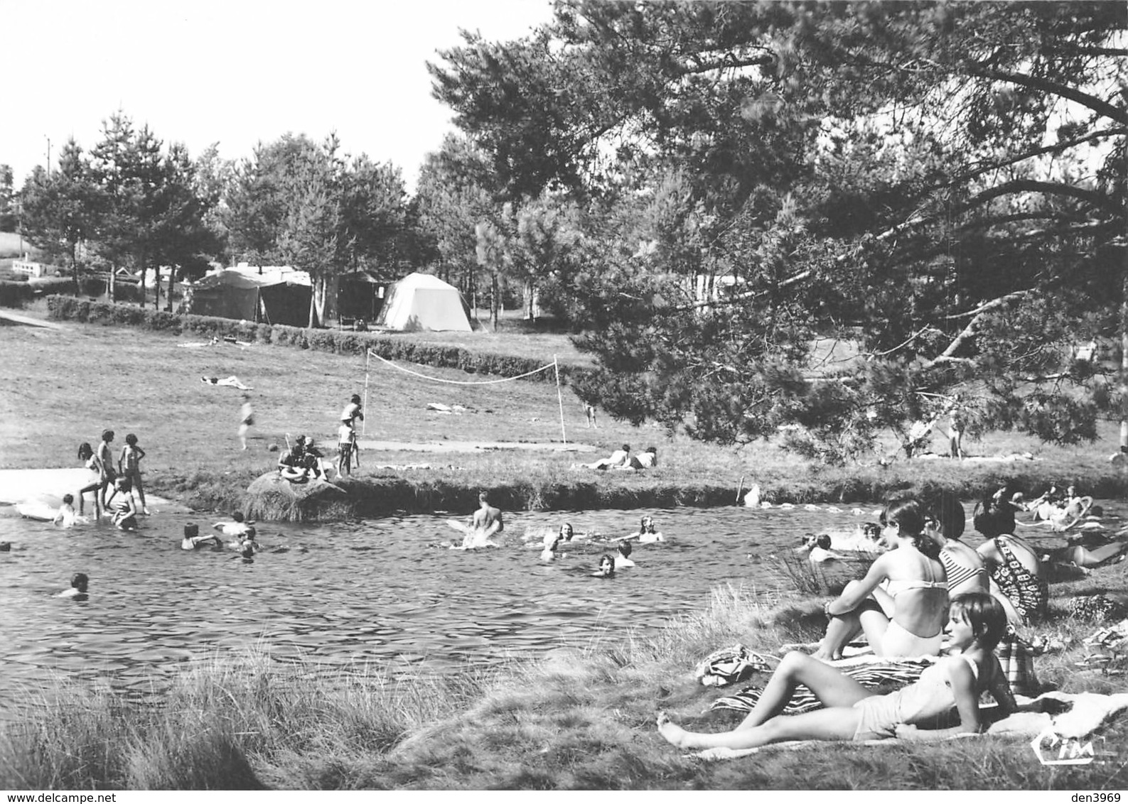 BUGEAT - Camping Et Baignade Sur La Vézère - Autres & Non Classés