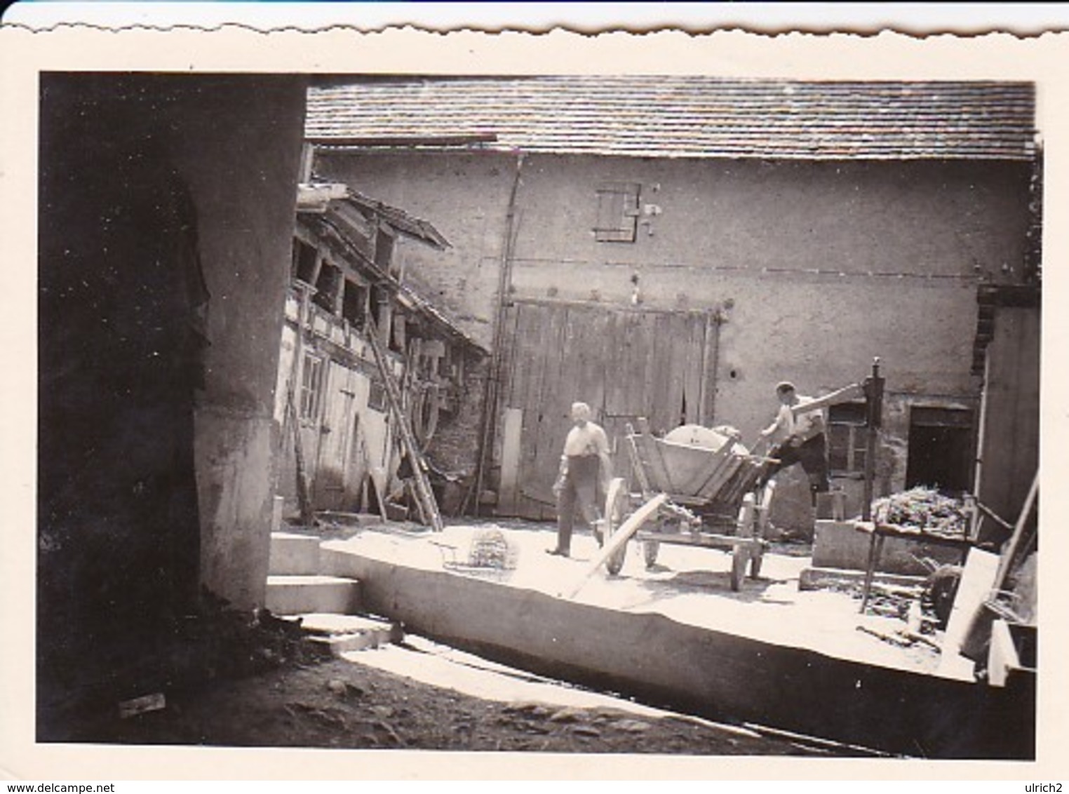 Foto Bauern Bei Der Arbeit Auf Dem Hof - Ca. 1940 - 8*5,5cm  (42185) - Berufe