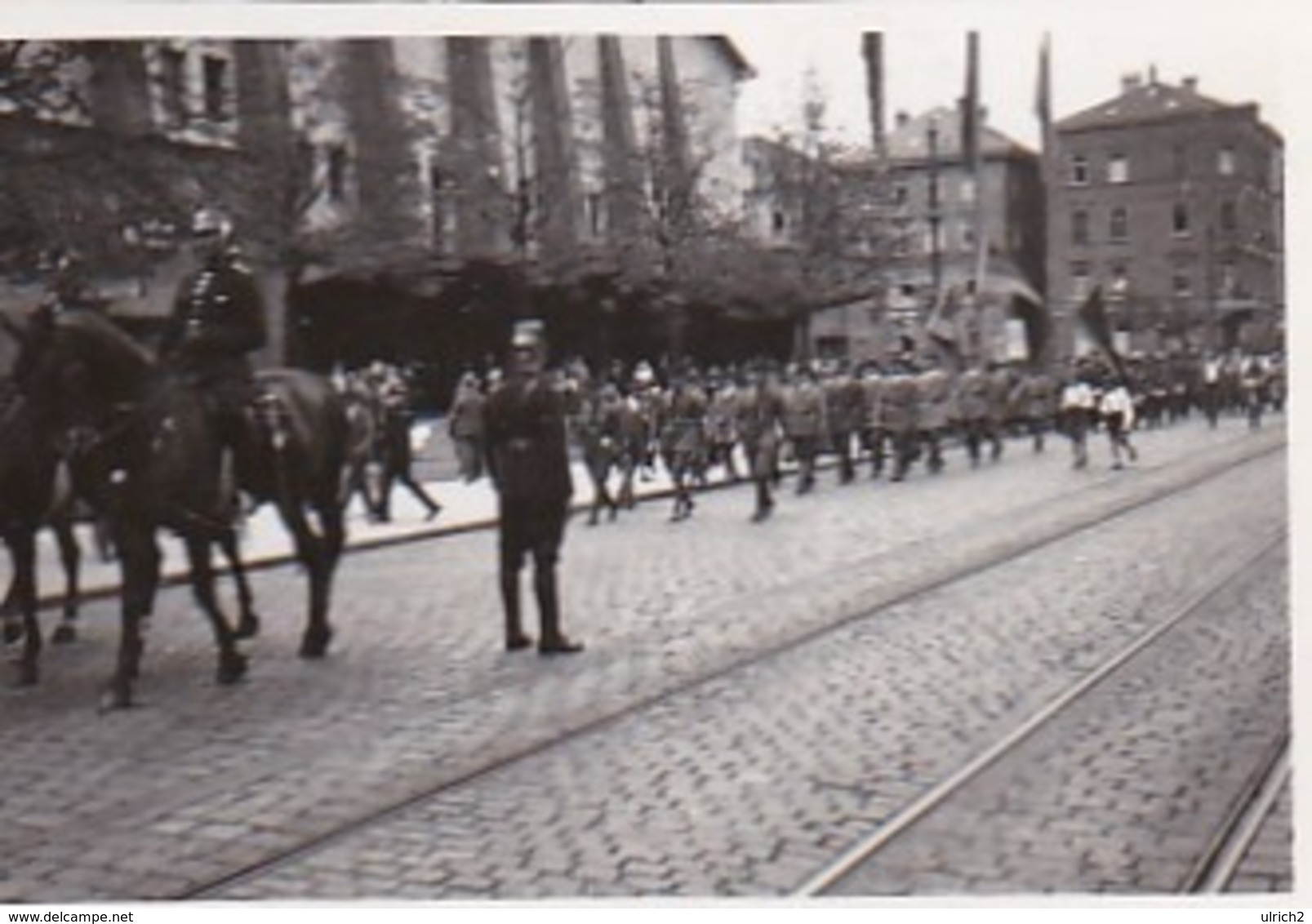 Foto Aufmarsch Mit Fahnen - Polizei Pferde Reiter Fahnen - Ca. 1940/50 -  6*4cm  (42190) - Krieg, Militär