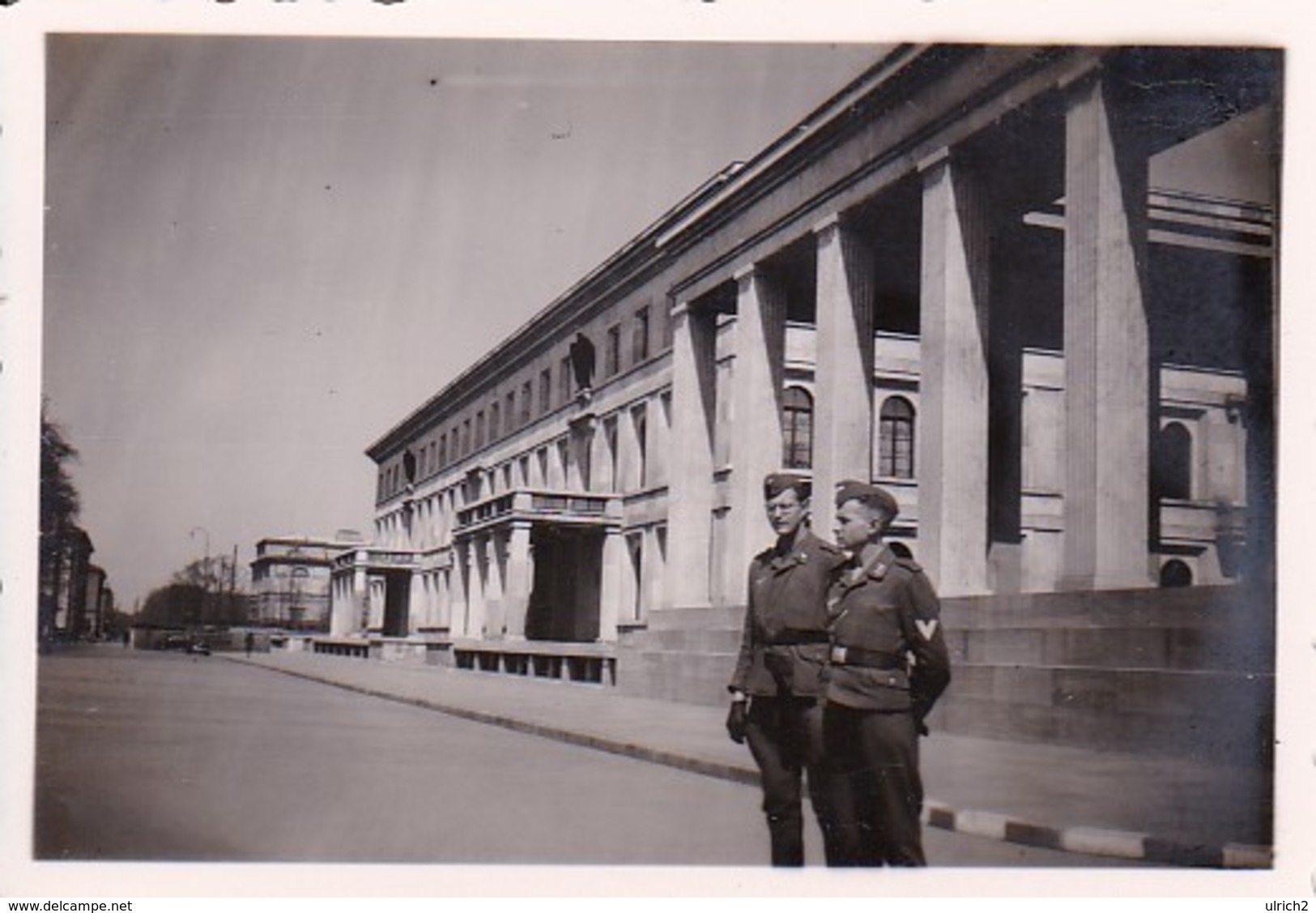 Foto Deutsche Soldaten In München - Königl. Platz Ehrentempel Ewige Wache - 2. WK - 8*5,5cm  (42197) - Krieg, Militär