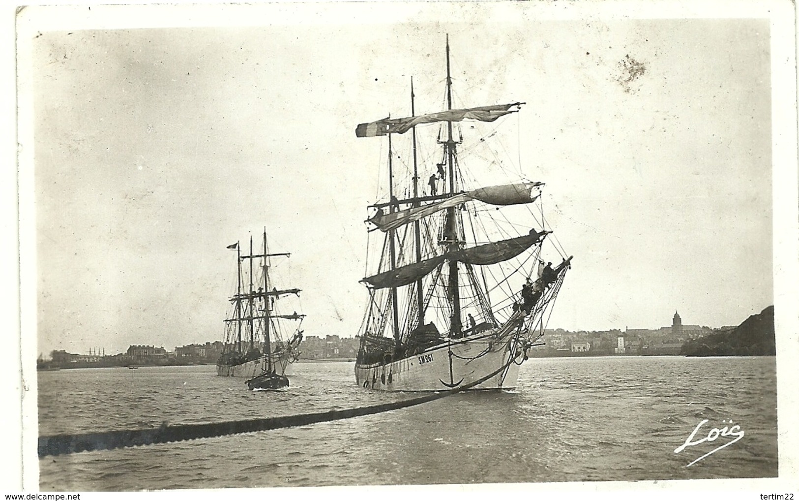 ( ST MALO  )( ST SERVAN SUR MER )  ( 35 ILLE ET VILAINE ) ( BATEAUX DE PECHES )( TERRE NEUVIERS) QUITTANT LE PORT - Visvangst