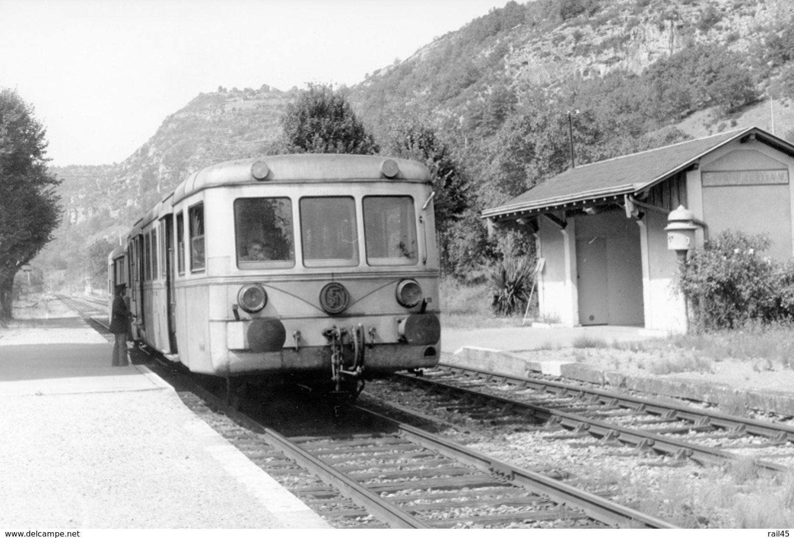 Saint-Martin--Labouval. Autorail X 5800. Ligne Cahors - Capdenac. Cliché Jacques Bazin. 06-09-1973 - Trains