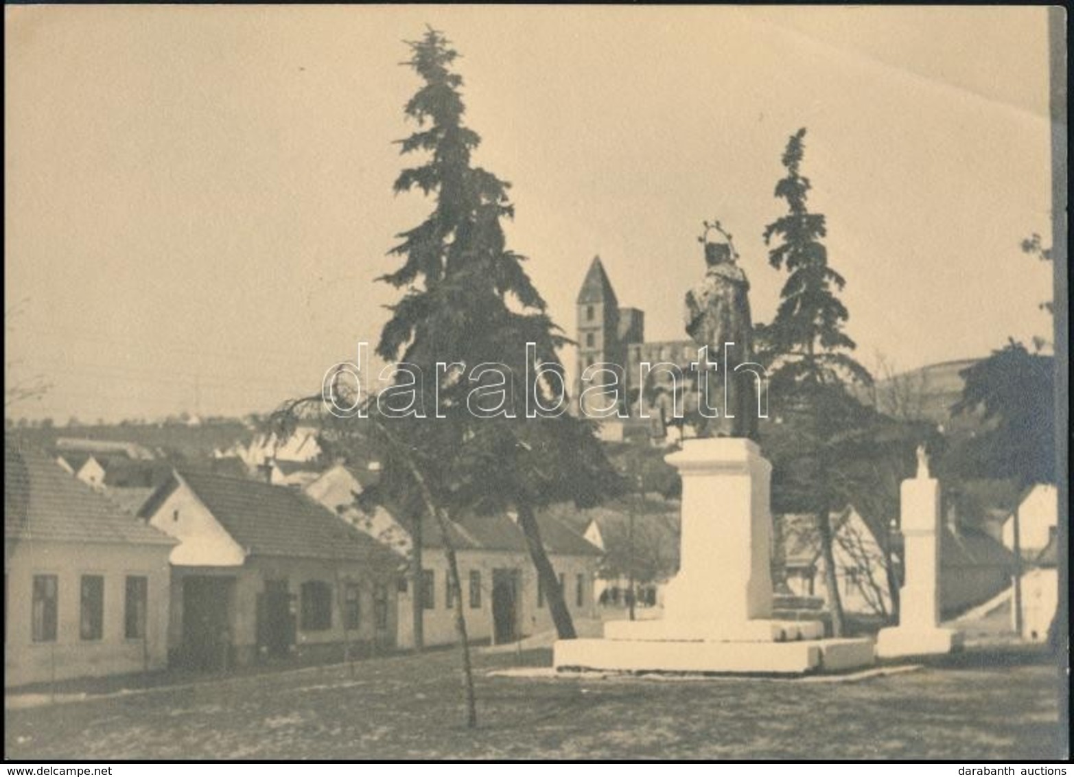 Cca 1940 Zsámbék, A Háttérben A Premontrei Templommal, Előtérben Nepomuki Szent János Szobrával (?), Fotó, A Sarkain Kis - Altri & Non Classificati