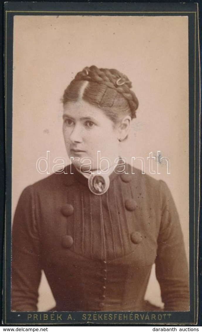 Cca 1880 Hölgyportré, Keményhátú Fotó Pribék Székesfehérvári Műterméből, 10,5×6,5 Cm - Altri & Non Classificati