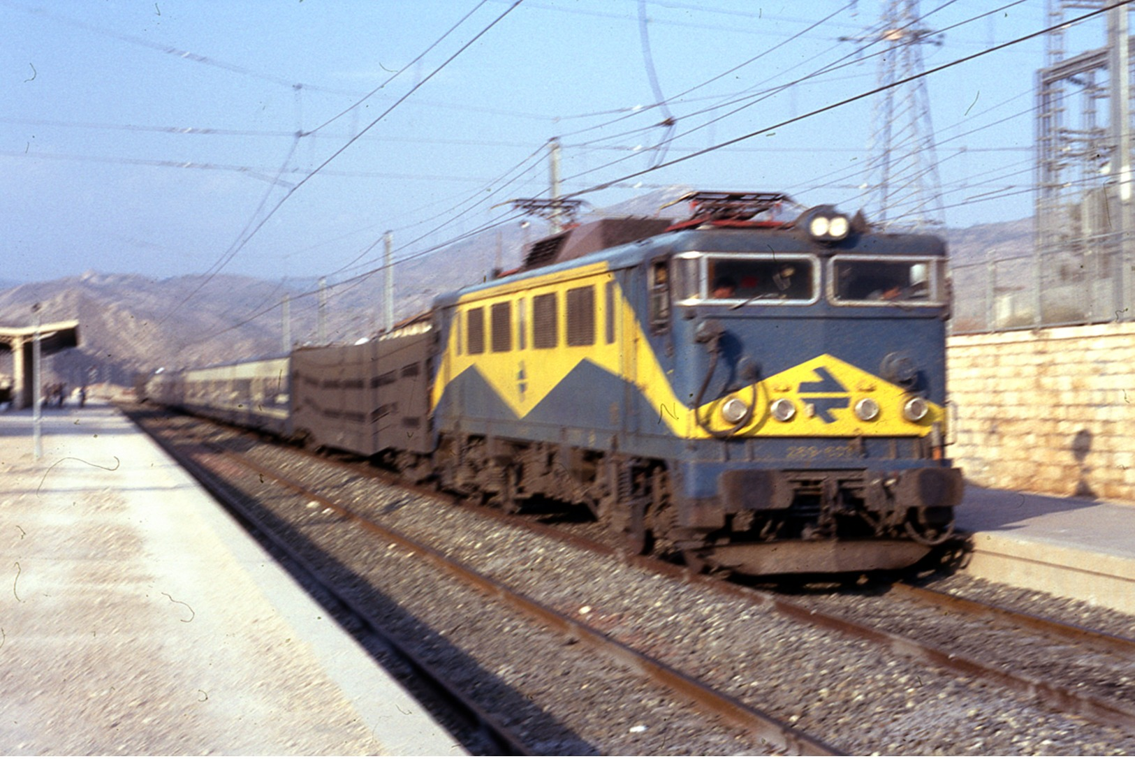 Elda (Alicante - Espagne)  Gare D’Elda-Petrel - Septembre 1990 - Une BB Série 269-5 (Renfe) En Tête D’une Rame Talgo - Trains