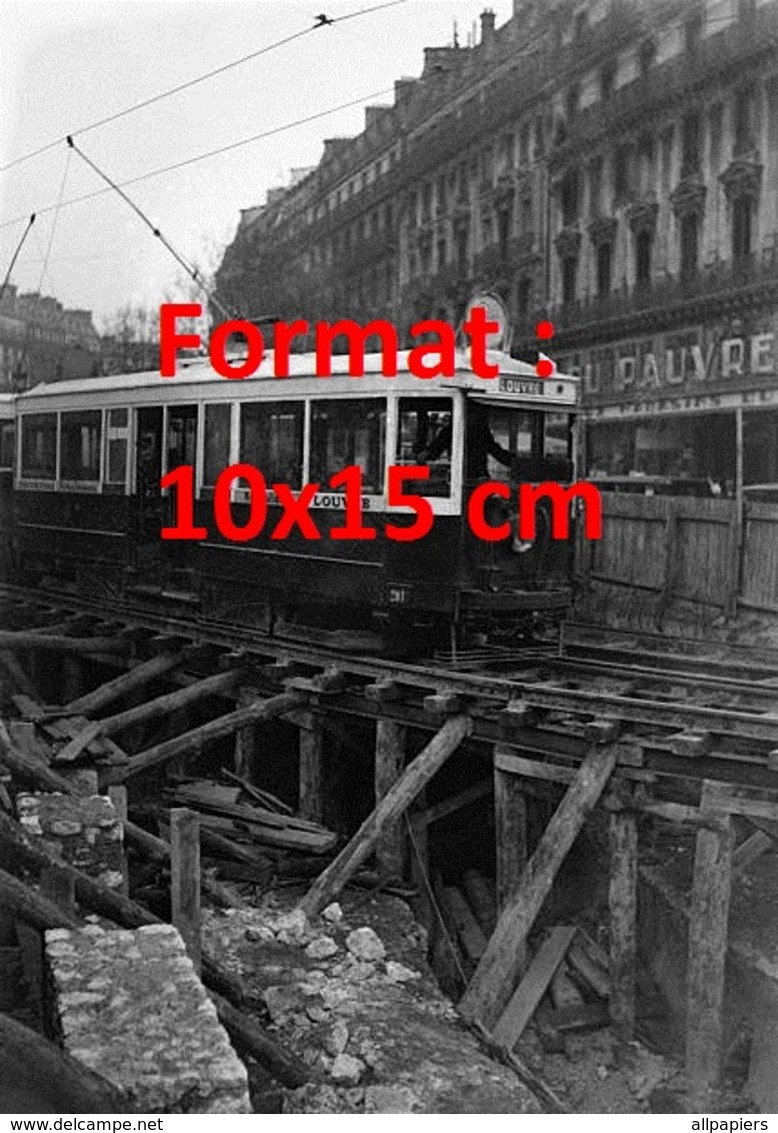 Reproduction D'une Photographie Ancienne D'un Tramway Ligne Louvre Roulant Sur Une Voie en Réparation à Paris - Other & Unclassified