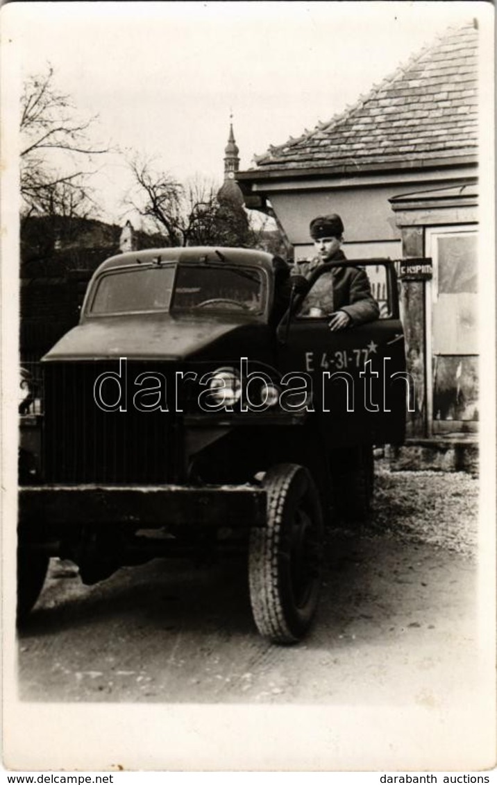 ** T1/T2 Katona Teherautóban Valahol Ukrajnában Egy Pékség Előtt / Soldier In Automobile Somewhere In Ukraine In Fron Of - Ohne Zuordnung