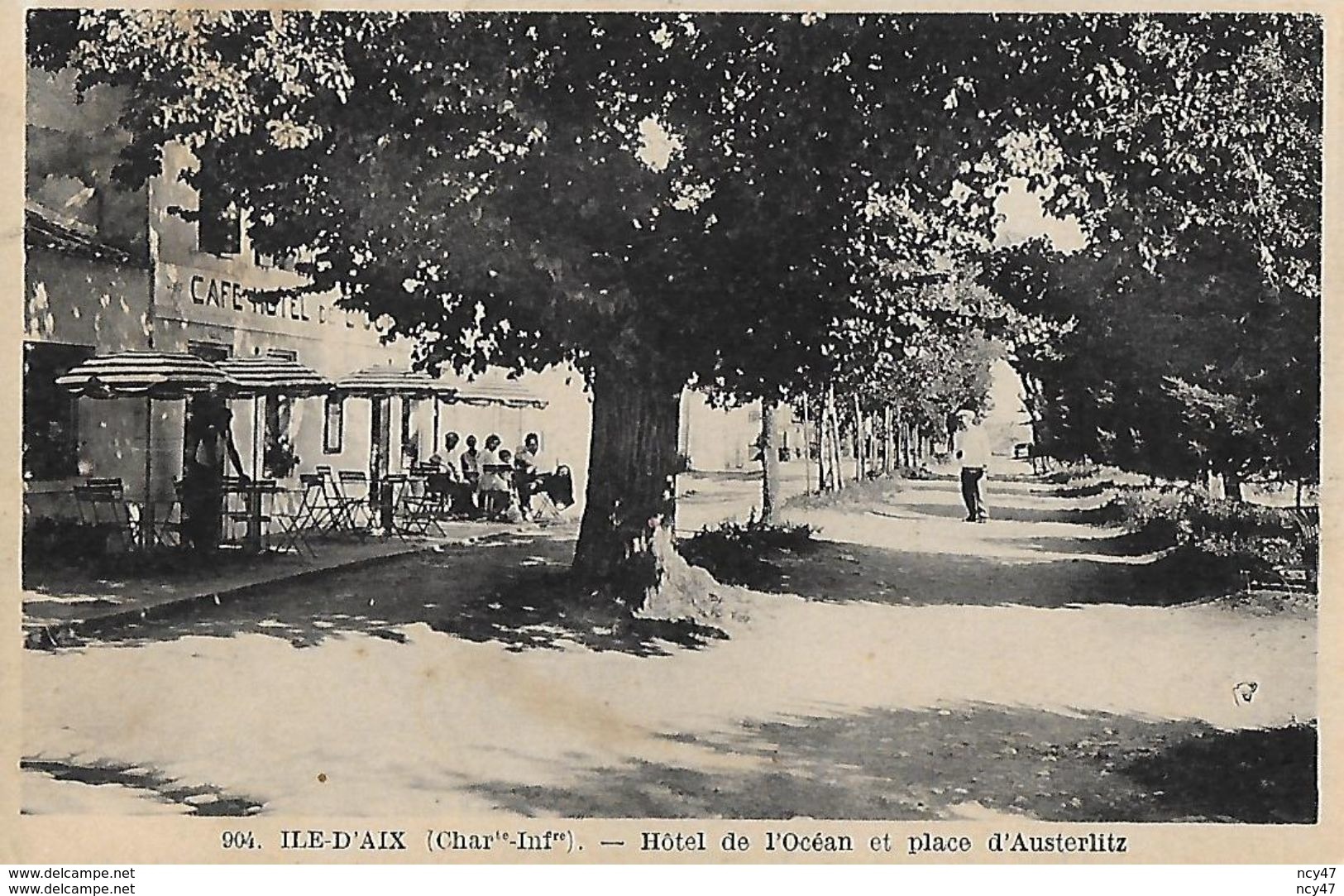 CPSM/pf  (17)  ILE-D'AIX.  Hôtel De L'Océan Et Place D'Austerlitz, Café Animé. ..G874 - Otros & Sin Clasificación