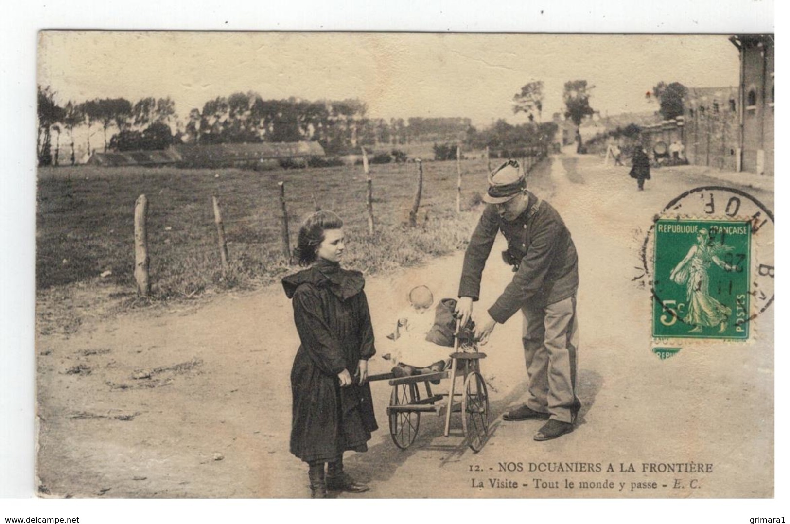 12 - NOS DOUANIERS A LA FRONTIERE  La Visite - Tout Le Monde Y Passe - E.C.1919 - Douane