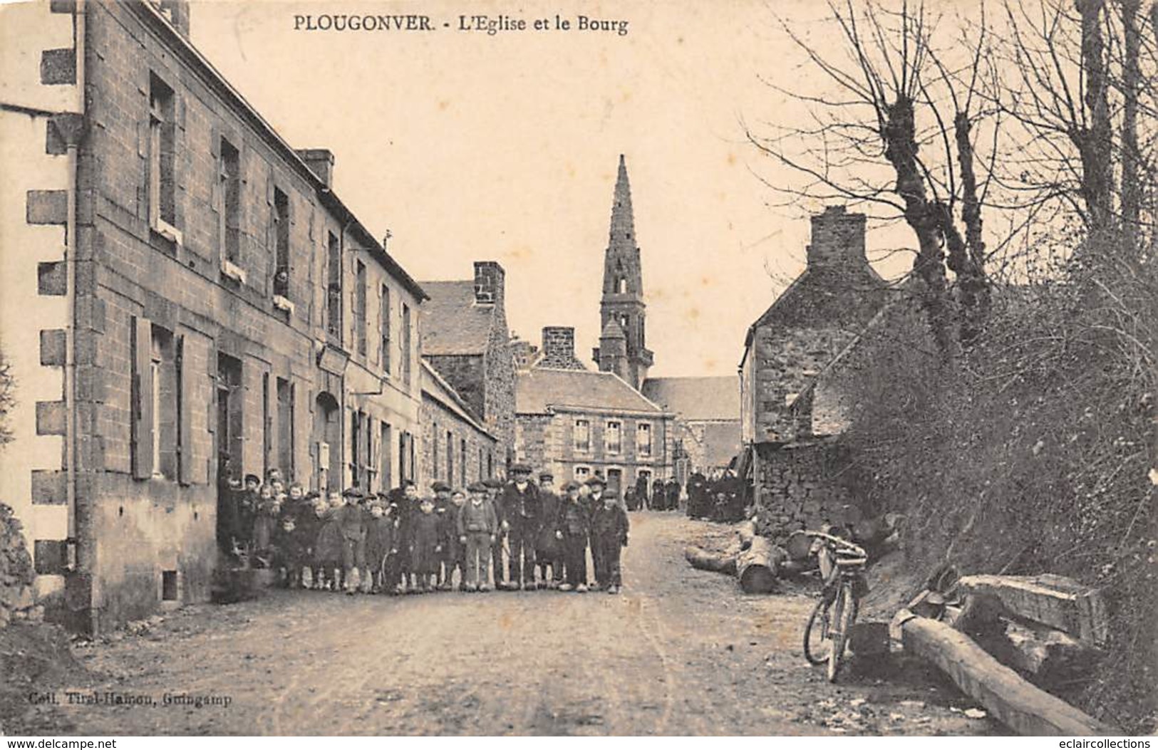 Plougonver      22       L'église Et Le Bourg   (voir Scan) - Sonstige & Ohne Zuordnung