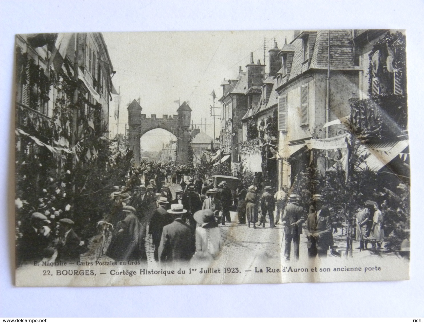 CPA (18) Cher - BOURGES - Cortège Historique Du 1er Juillet 1923 - La Rue D'Auron Et Son Ancienne Porte - Bourges