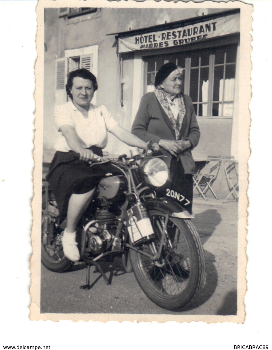 Petite Photo D'amateur.  2 Femmes.  Une Des Femme Sur Une Moto  Devant Un Hôtel, Restaurant - Anonymous Persons