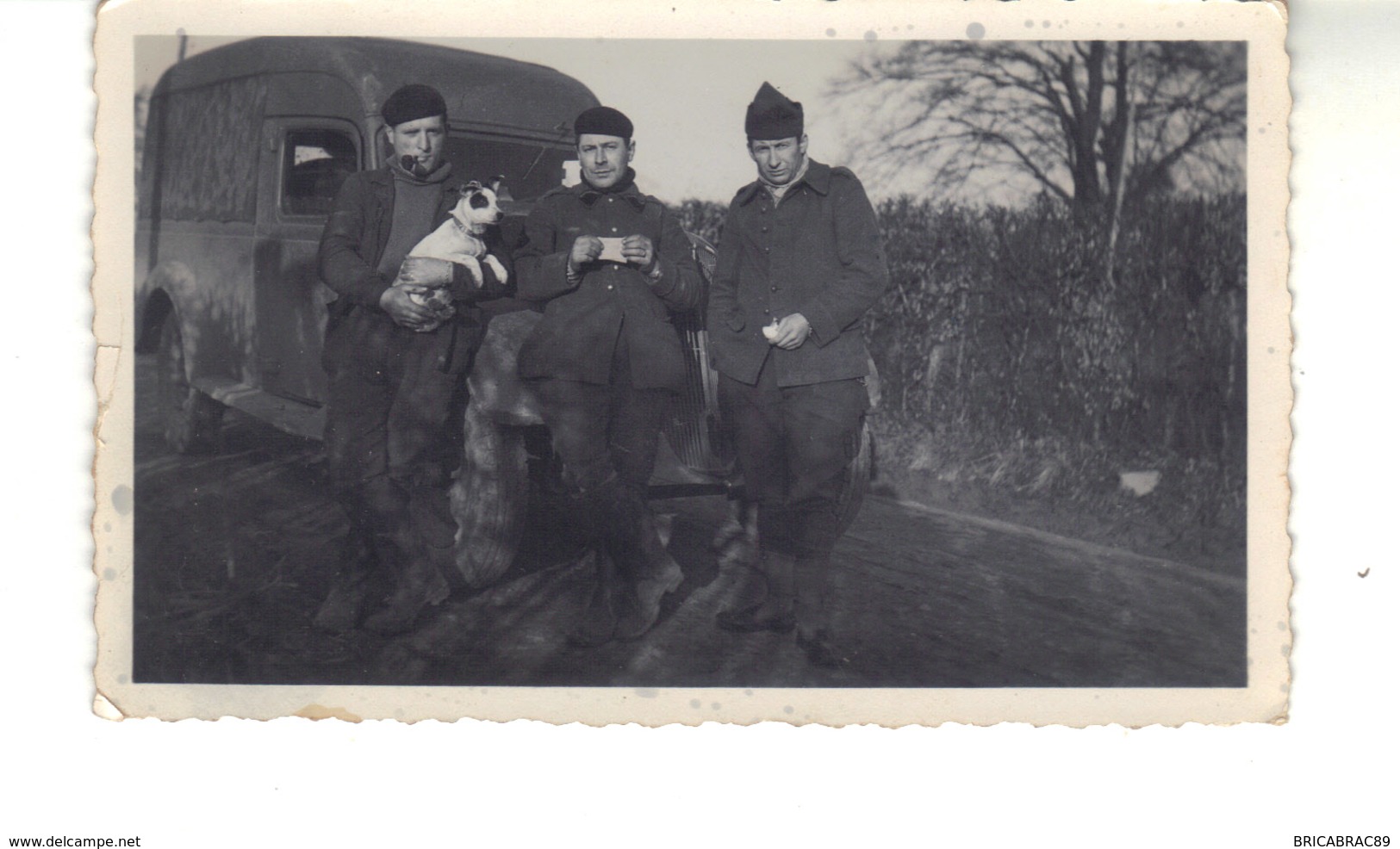 Petite Photo D'amateur.  3 Hommes Une Camionnette Et Un Chien - Anonymous Persons