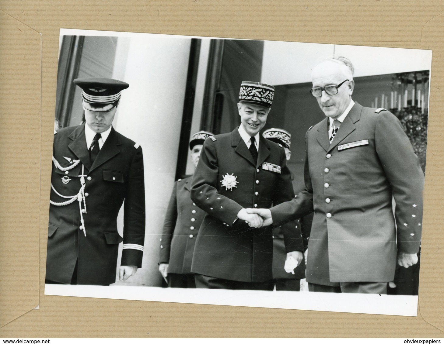 Photo Originale , Le Général  VAN BRESH  Chef  D'état-major Des Armées à L'élysée En 1981 - Guerre, Militaire