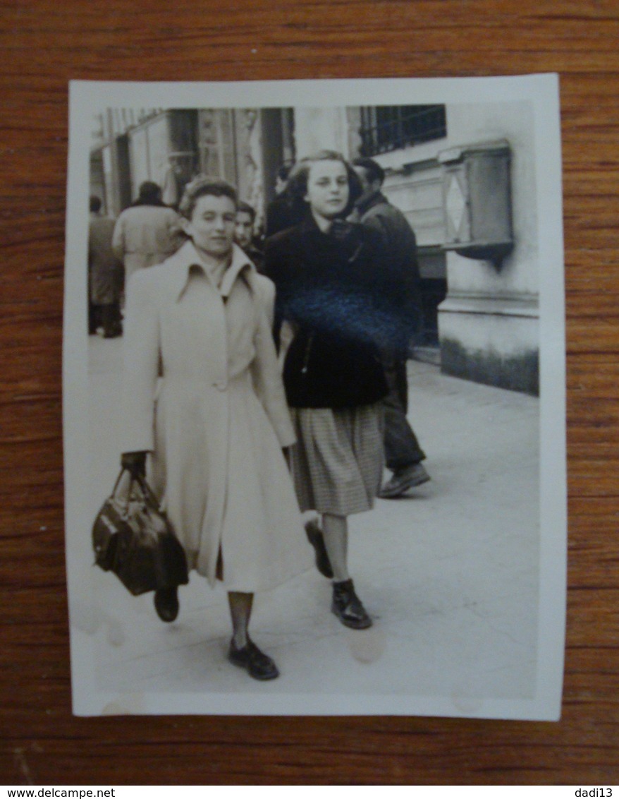 2 Photos Personnes Dans Rues De Marseille (probablement Canebière Et Quai Des Belges) - Années 1940-50 - Personnes Anonymes