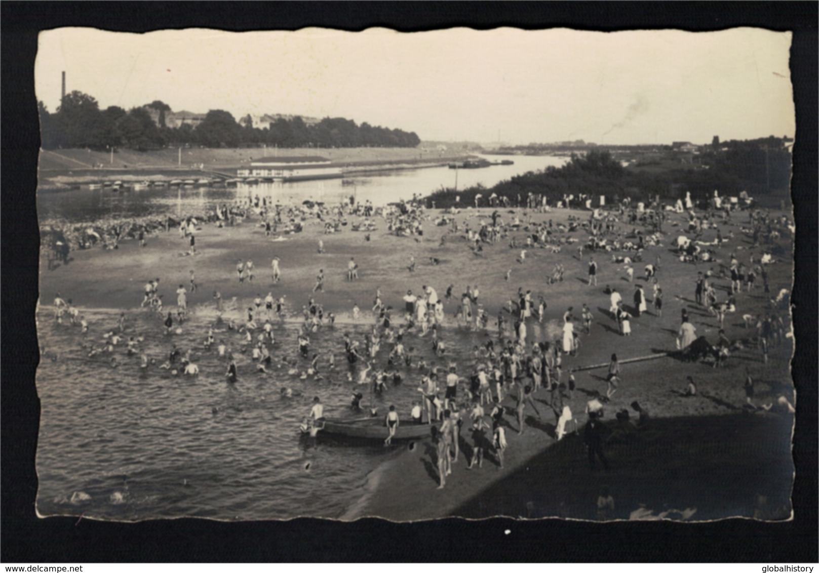 DE2300- BREMERHAVEN - PEOPLE SUNBATHE AND PLAYING IN THE RIVER - Bremerhaven